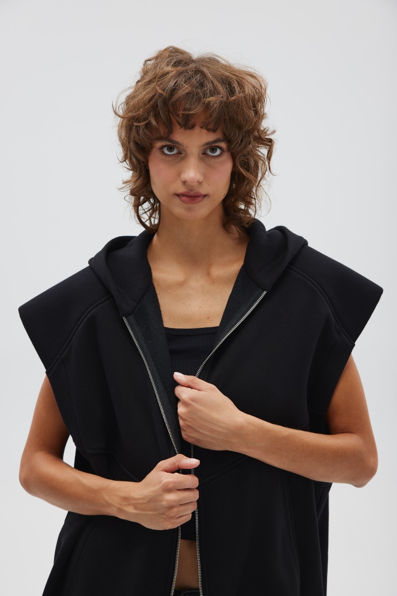 Kamizelka z kapturem w kolorze TOTALLY BLACK- SWEVEN-UNI