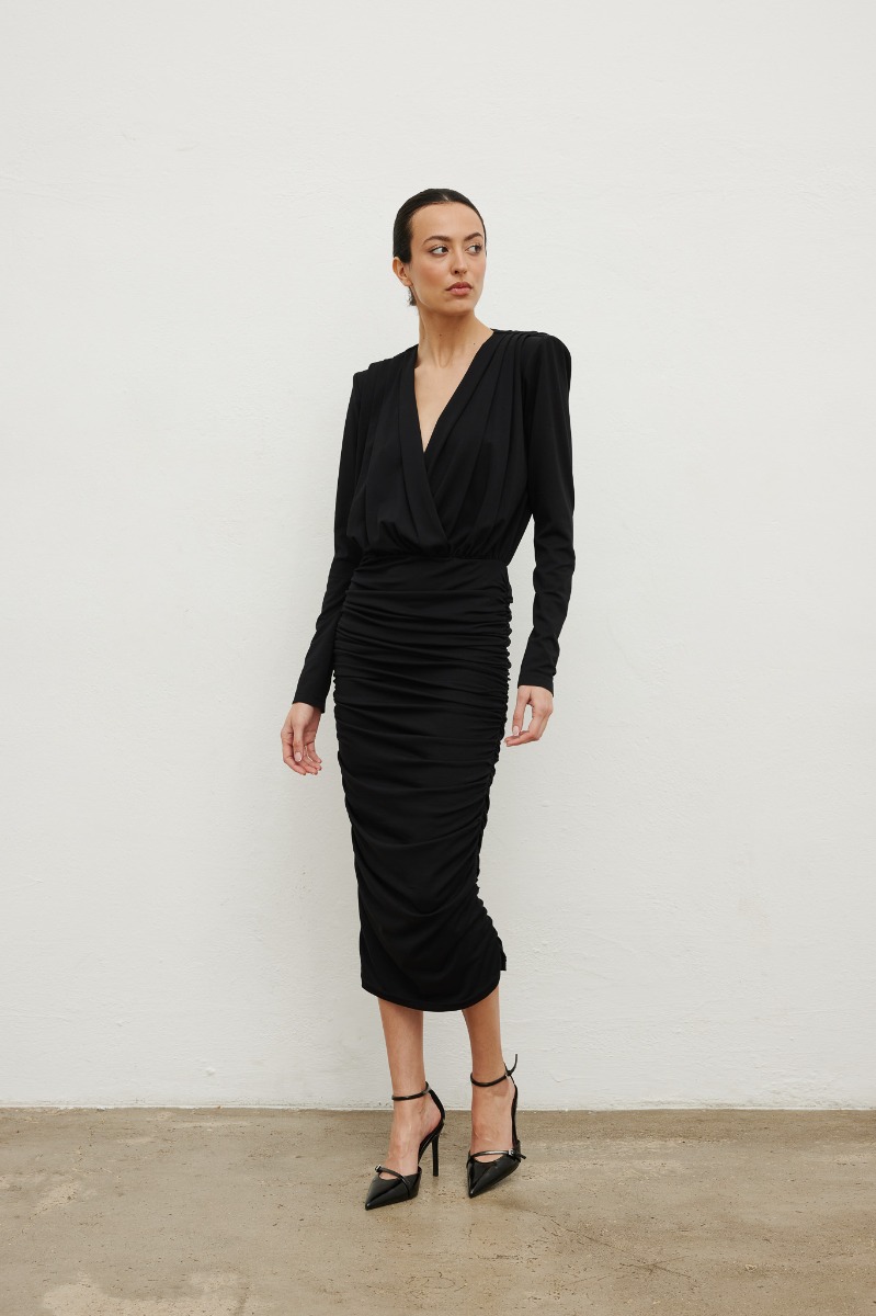 Długa sukienka z marszczeniami w kolorze BLACK - MANNER-S