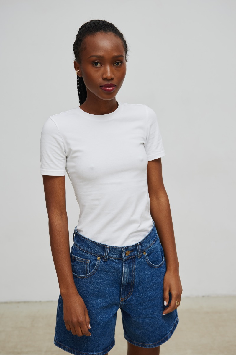 Dopasowany top z krótkim rękawem w kolorze CLASSIC WHITE - COLT