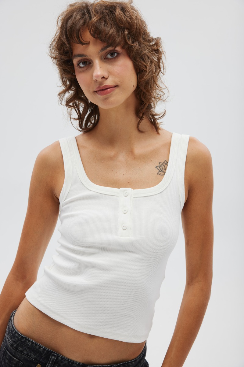 Top na ramiączkach z guzikami w kolorze CREAM - GLOWIN-XL