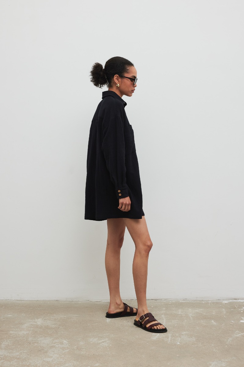 Bawełniana sukienka z kołnierzykiem w kolorze CZARNYM- CUEVA