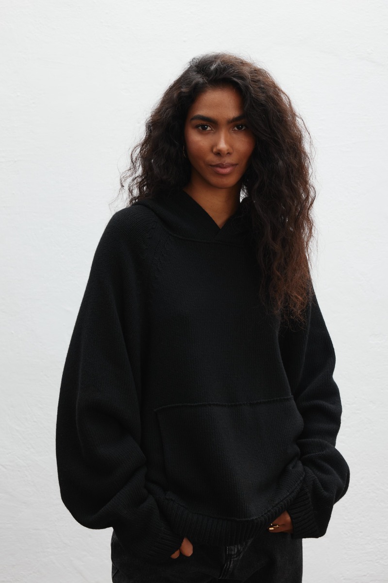 Sweter z kapturem typu oversize w kolorze BLACK - LAFFI