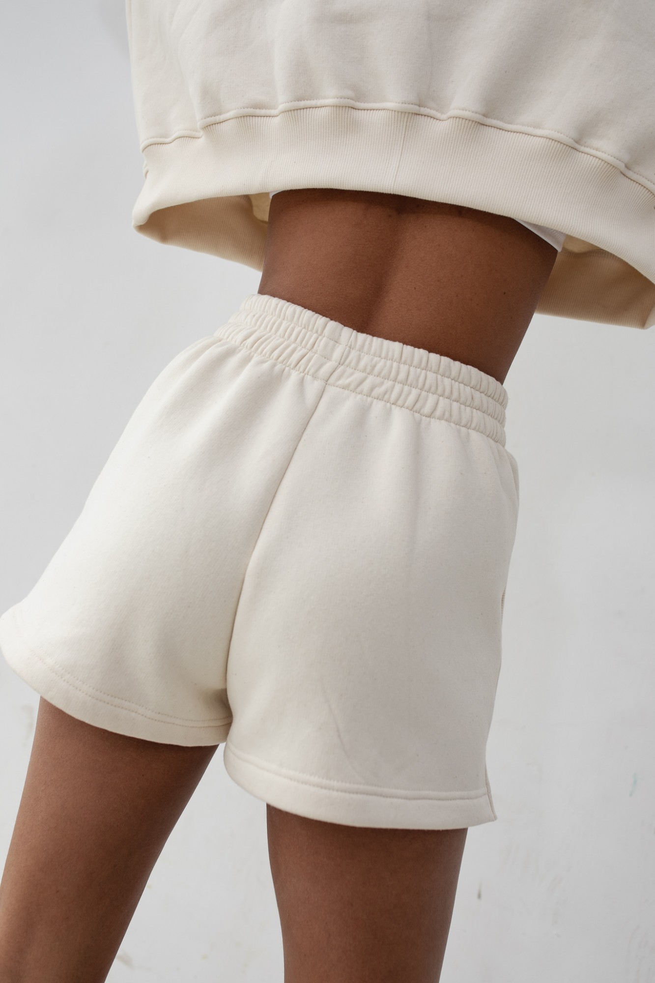 Szorty z dzianiny dresowej z haftem MRSL w kolorze LIGHT BEIGE - LE PETIT