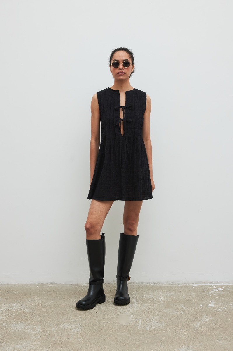 Bawełniana sukienka z wiązaniem na dekolcie w kolorze CZARNYM - LOVER-XS/S