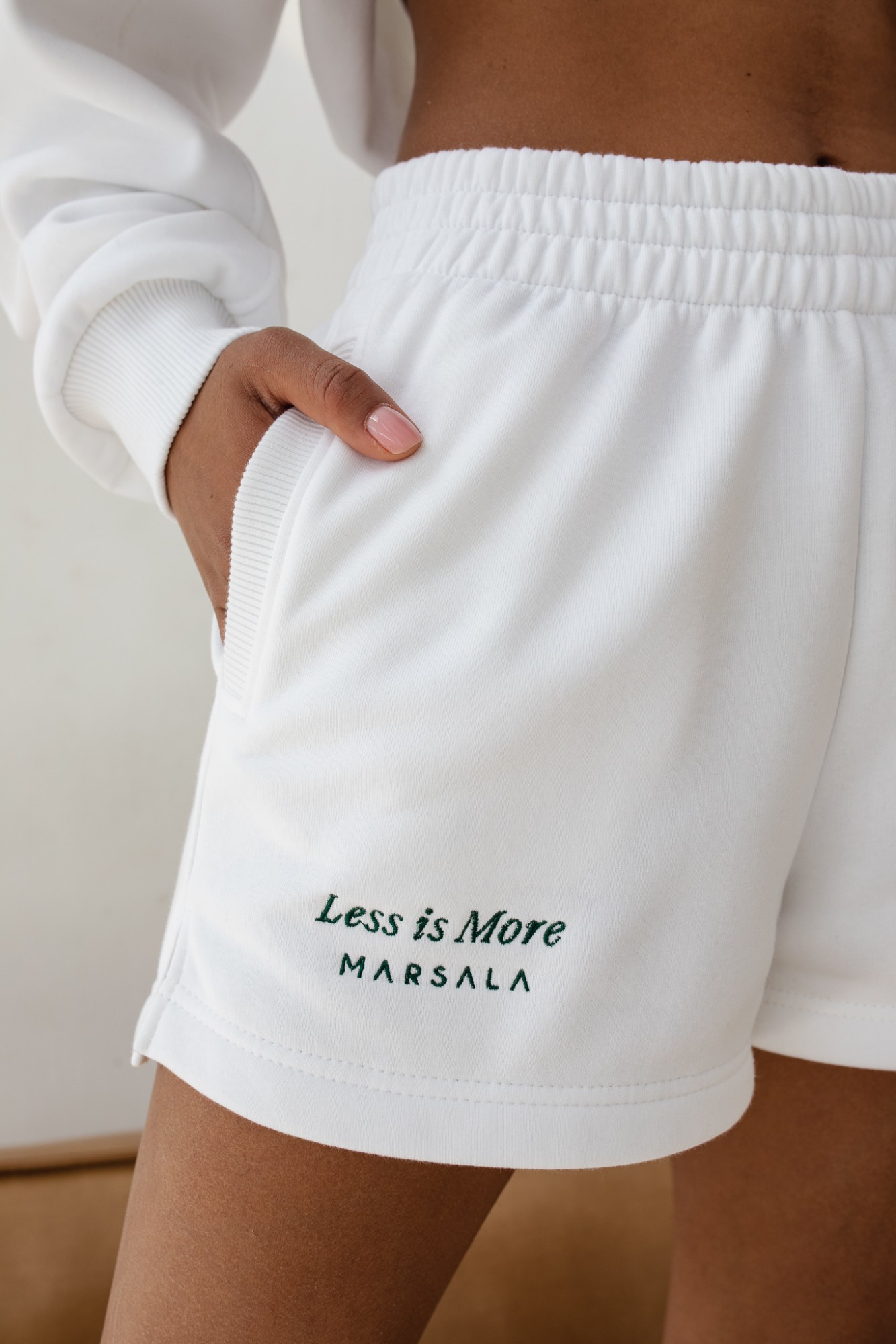 Szorty z dzianiny dresowej z haftem zielonym w kolorze CHEMICAL WHITE - LE PETIT-M