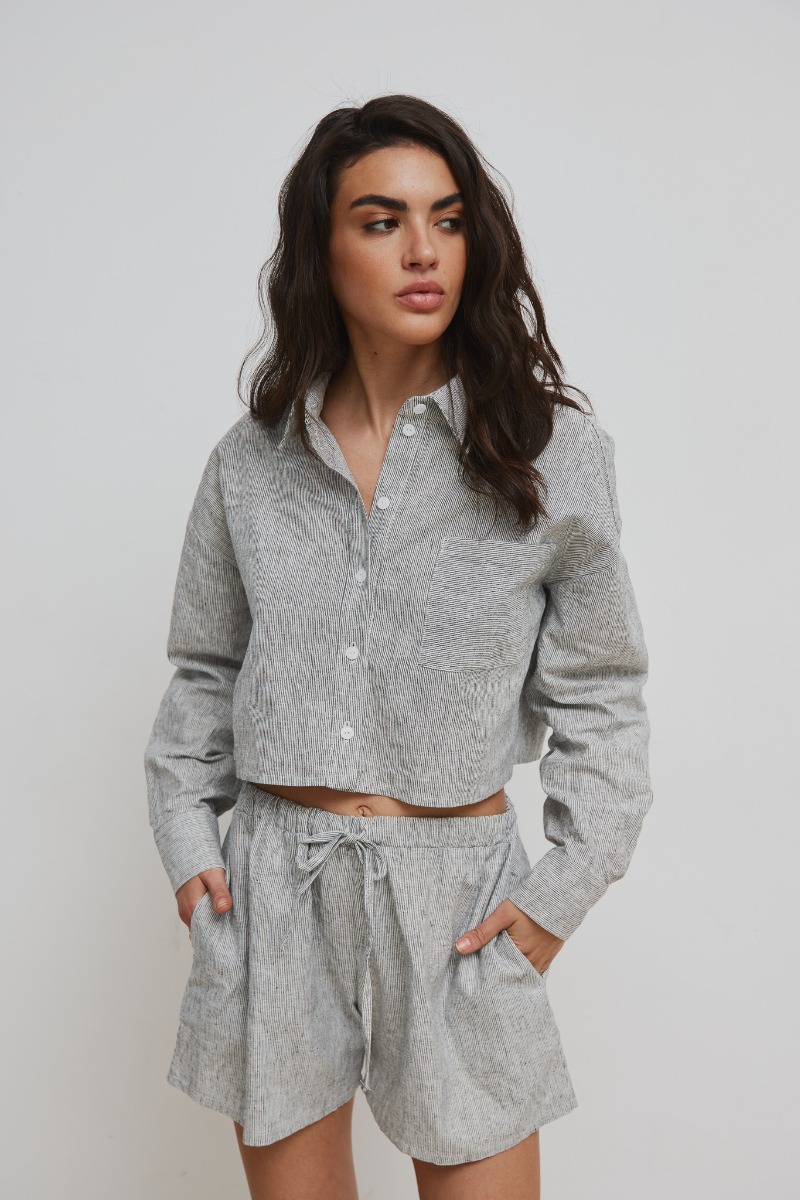 Krótka koszula z lnu i bawełny w paski CZARNO BIAŁE - PORTELA