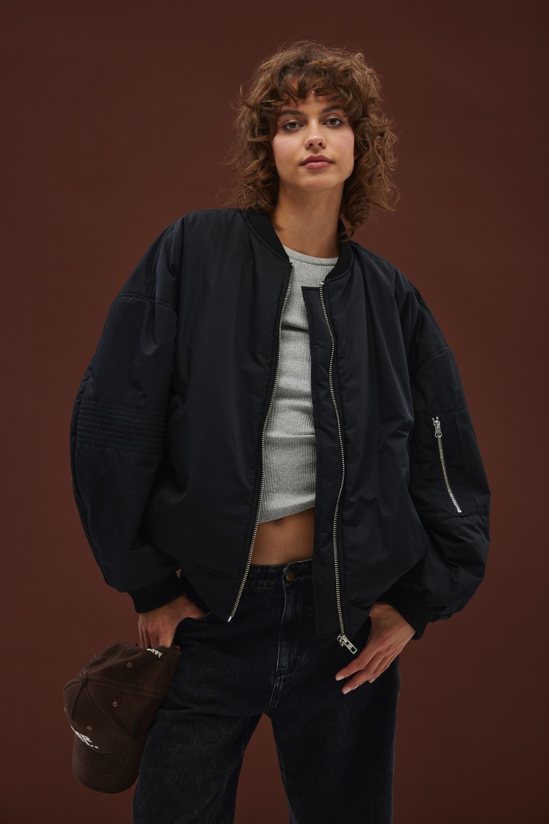 Kurtka bomberka z HAFTEM w kolorze TOTALLY BLACK - LOFT