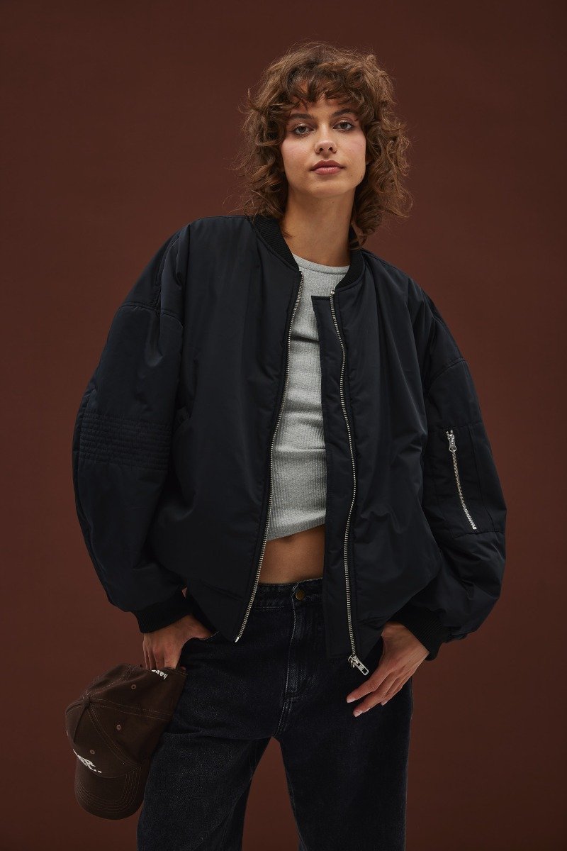 Kurtka bomberka z HAFTEM w kolorze TOTALLY BLACK - LOFT