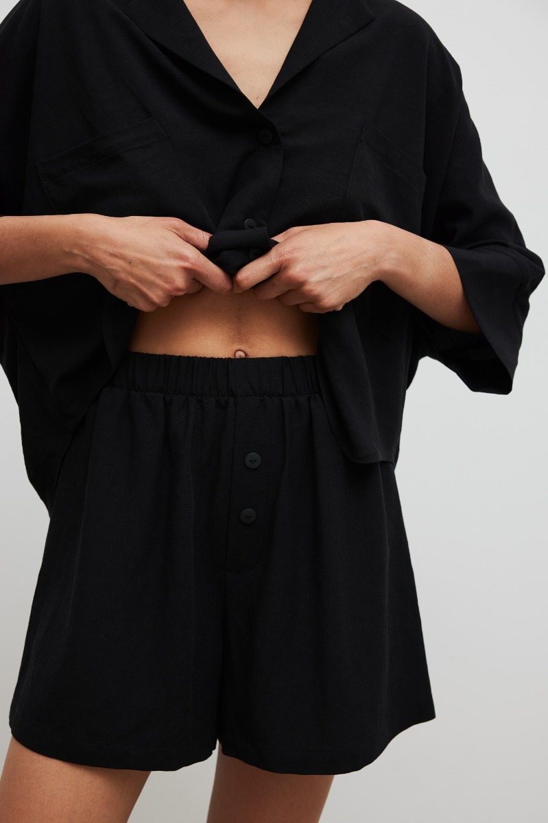 Krótkie szorty z lnem w kolorze BLACK - ARCOS