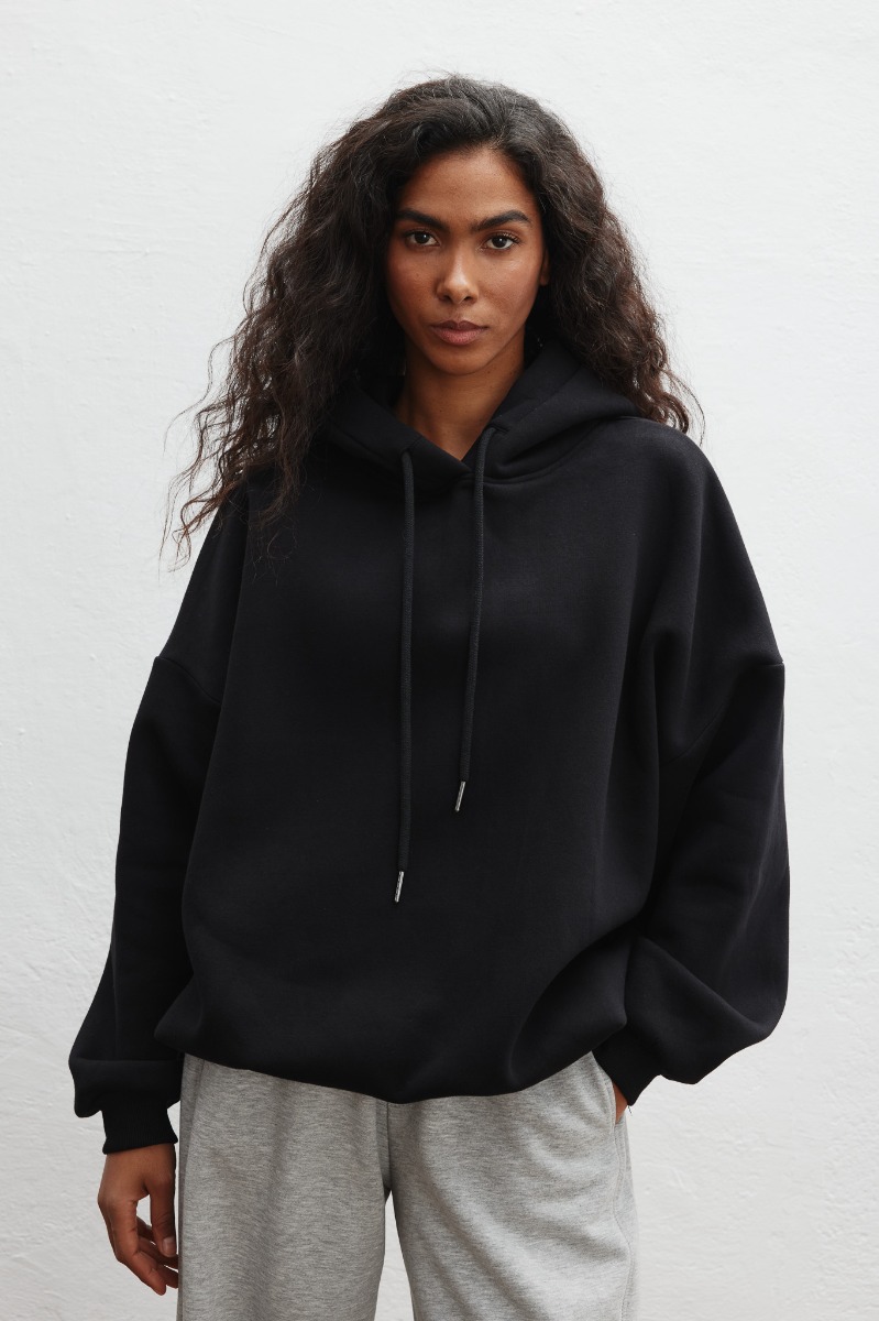 Bluza typu oversize z ociepleniem w kolorze TOTALLY BLACK - AMBERLY