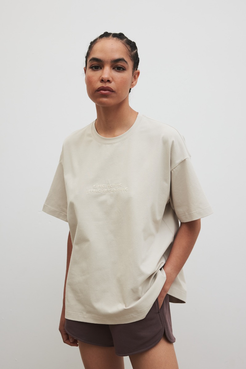 T-shirt typu oversize z HAFTEM w kolorze CANNOLIE CREAM - RUST