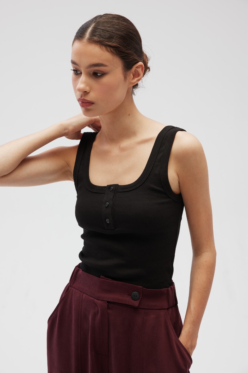 Top na ramiączkach z guzikami w kolorze BLACK - GLOWIN-XS