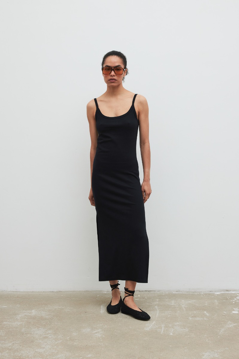 Sukienka na ramiączkach z prążkowanej dzianiny w kolorze TOTALLY BLACK - CARMEN MAXI-M/L