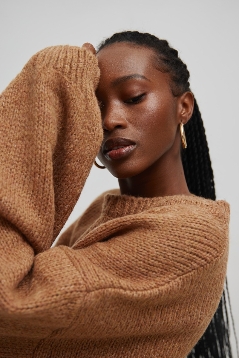 Sweter oversize z bufiastymi rękawami w kolorze CAMEL - RIVERO