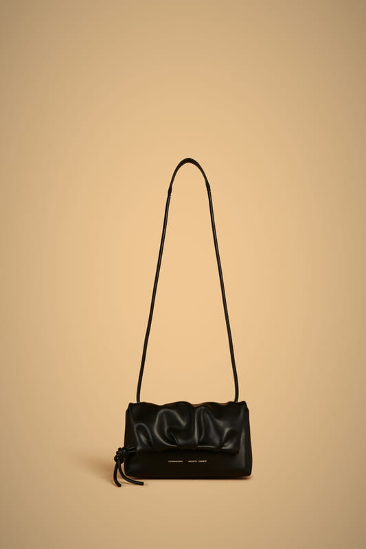 CZARNA MIĘKKA TOREBKA Z DŁUGIM PASKIEM LIVIANA CONTI