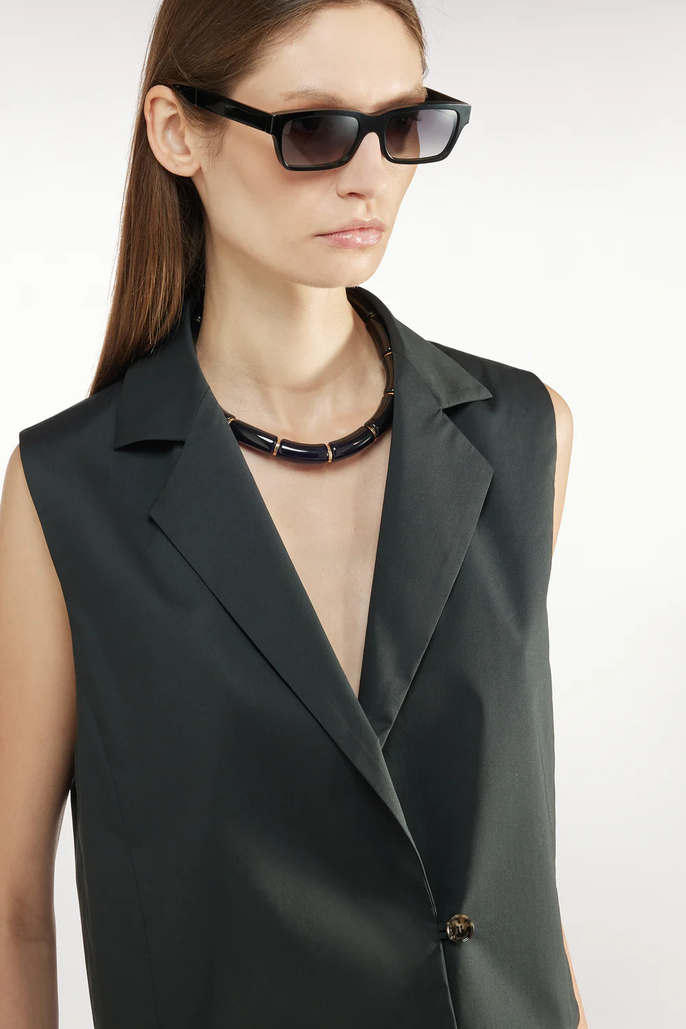 KRÓTKA CZARNA KAMIZELKA LIVIANA CONTI