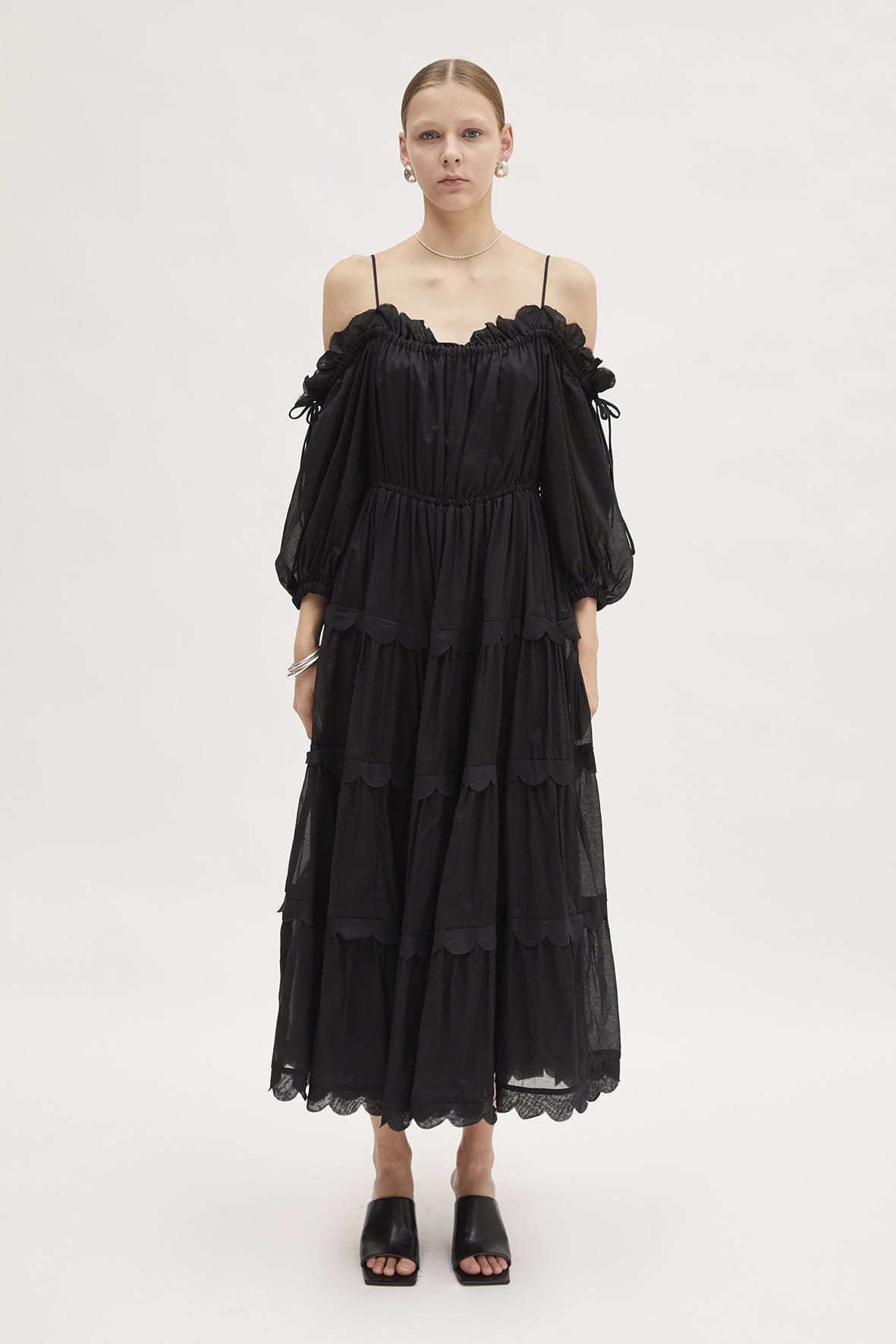 CZARNA SUKIENKA Z FALBANAMI MEIMEIJ