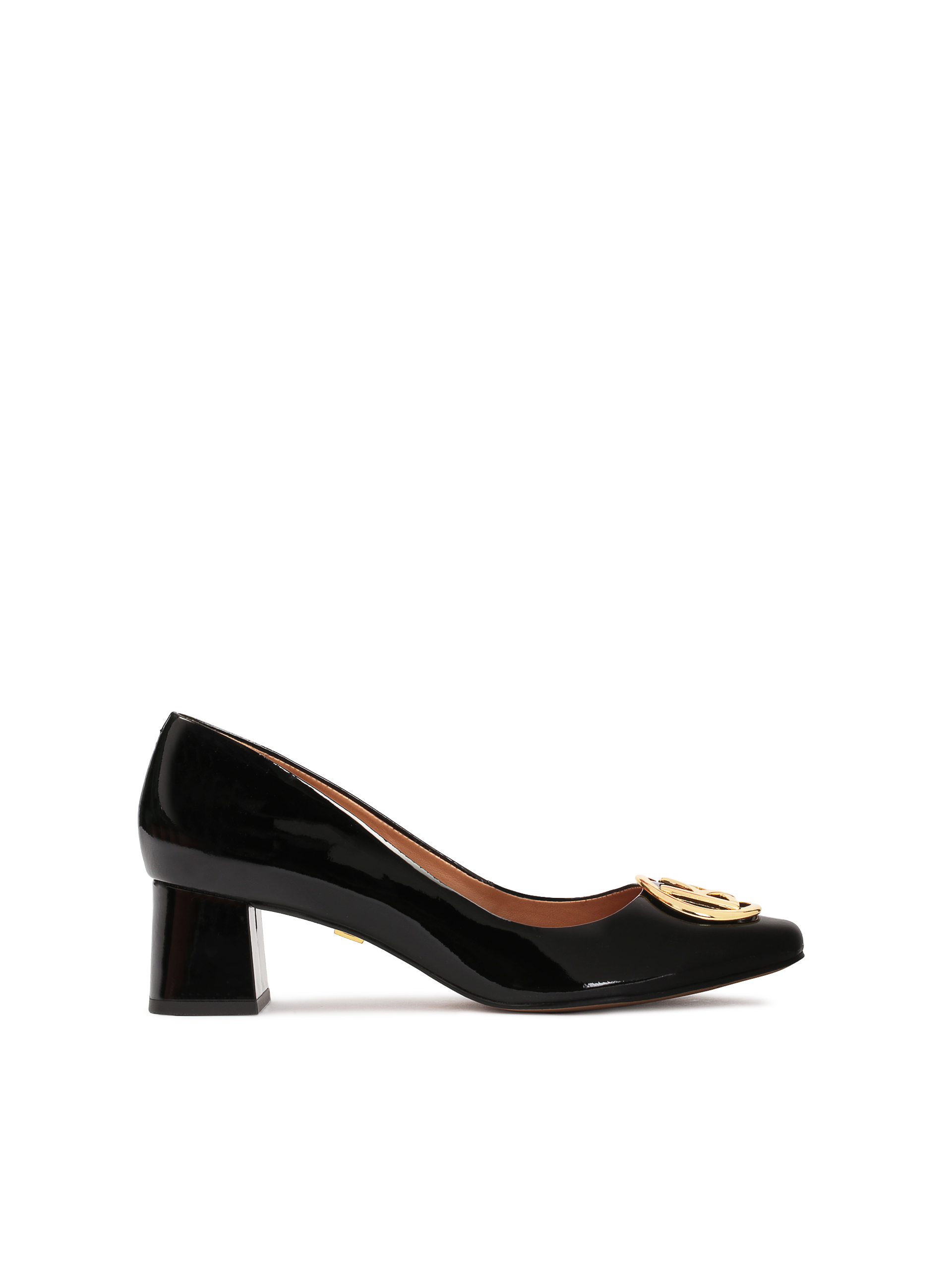 Lakierowane czółenka na niskim słupku ozdobione metalowym monogramem