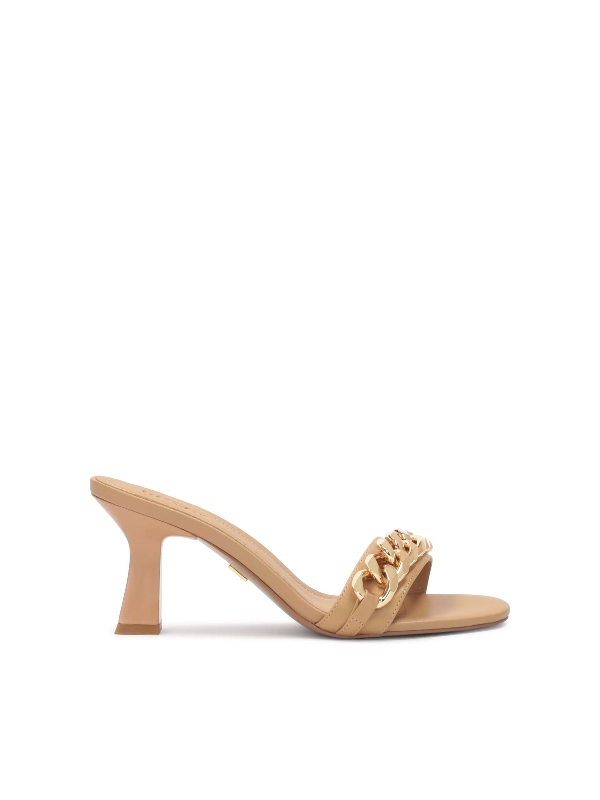 Klapki z licowej skóry ozdobione łańcuchem na przodzie