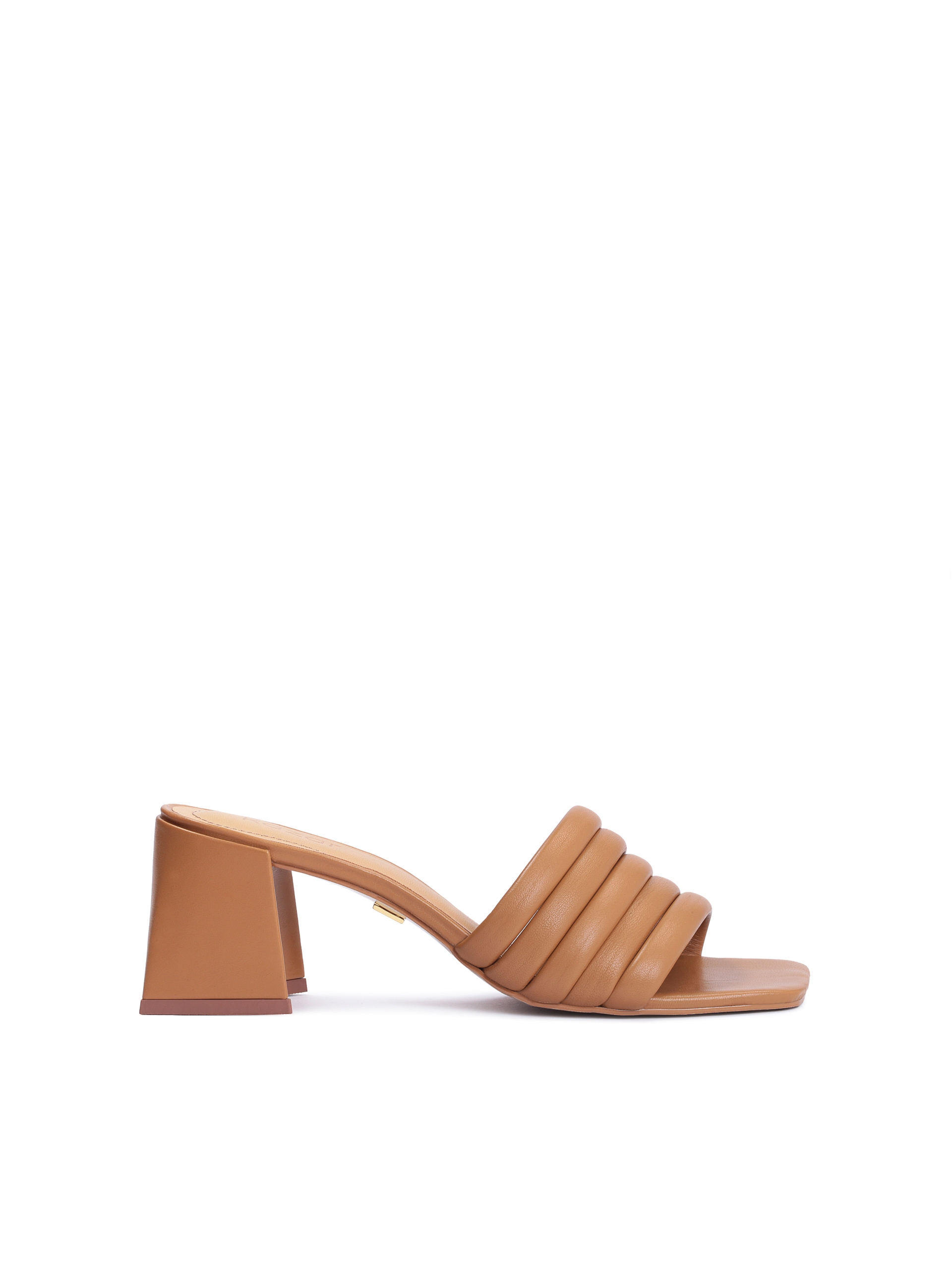 Jasnobrązowe klapki z pikowanymi paskami na słupku