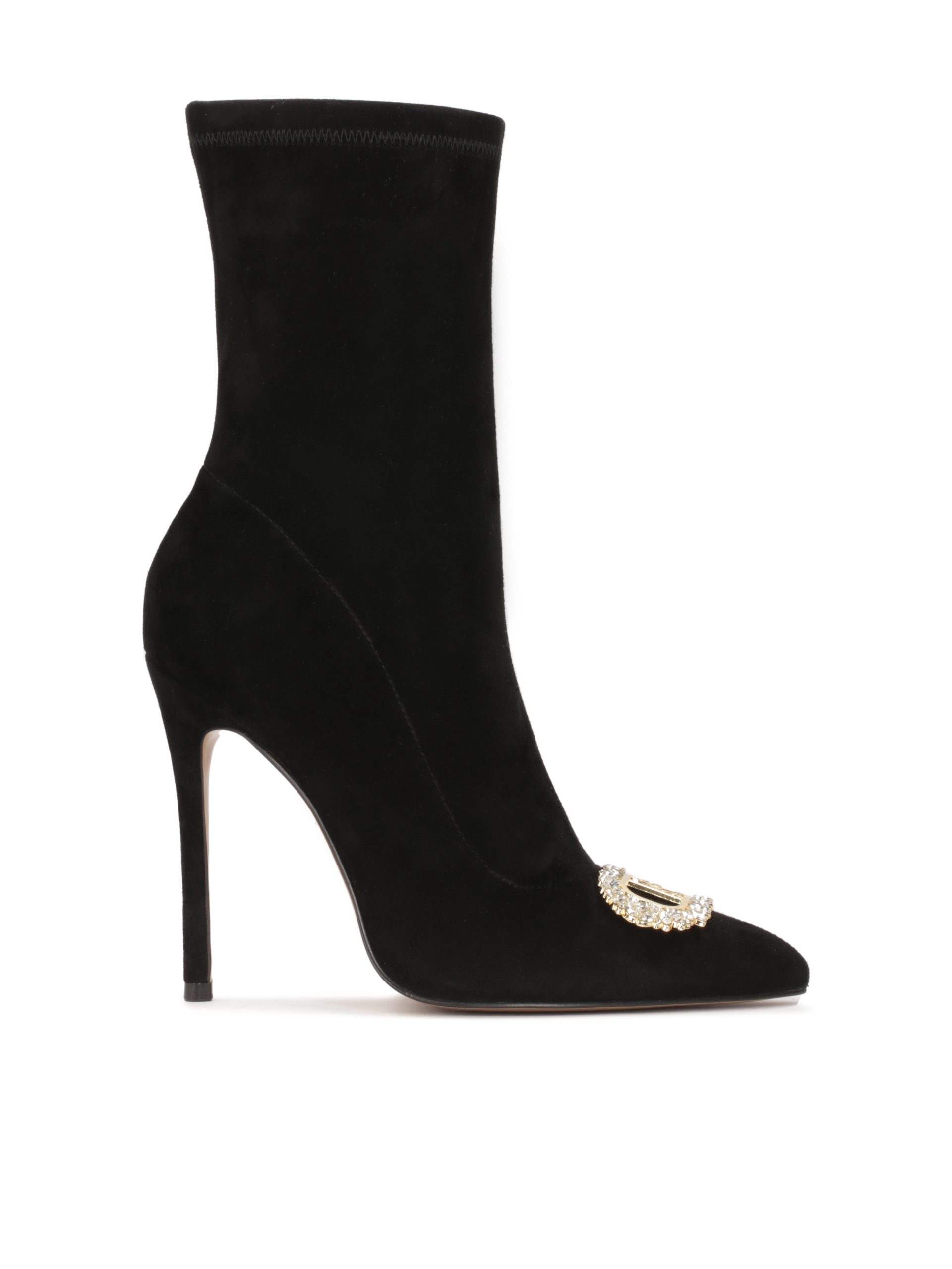 Zamszowe botki na szpilce z dużą zdobioną broszką