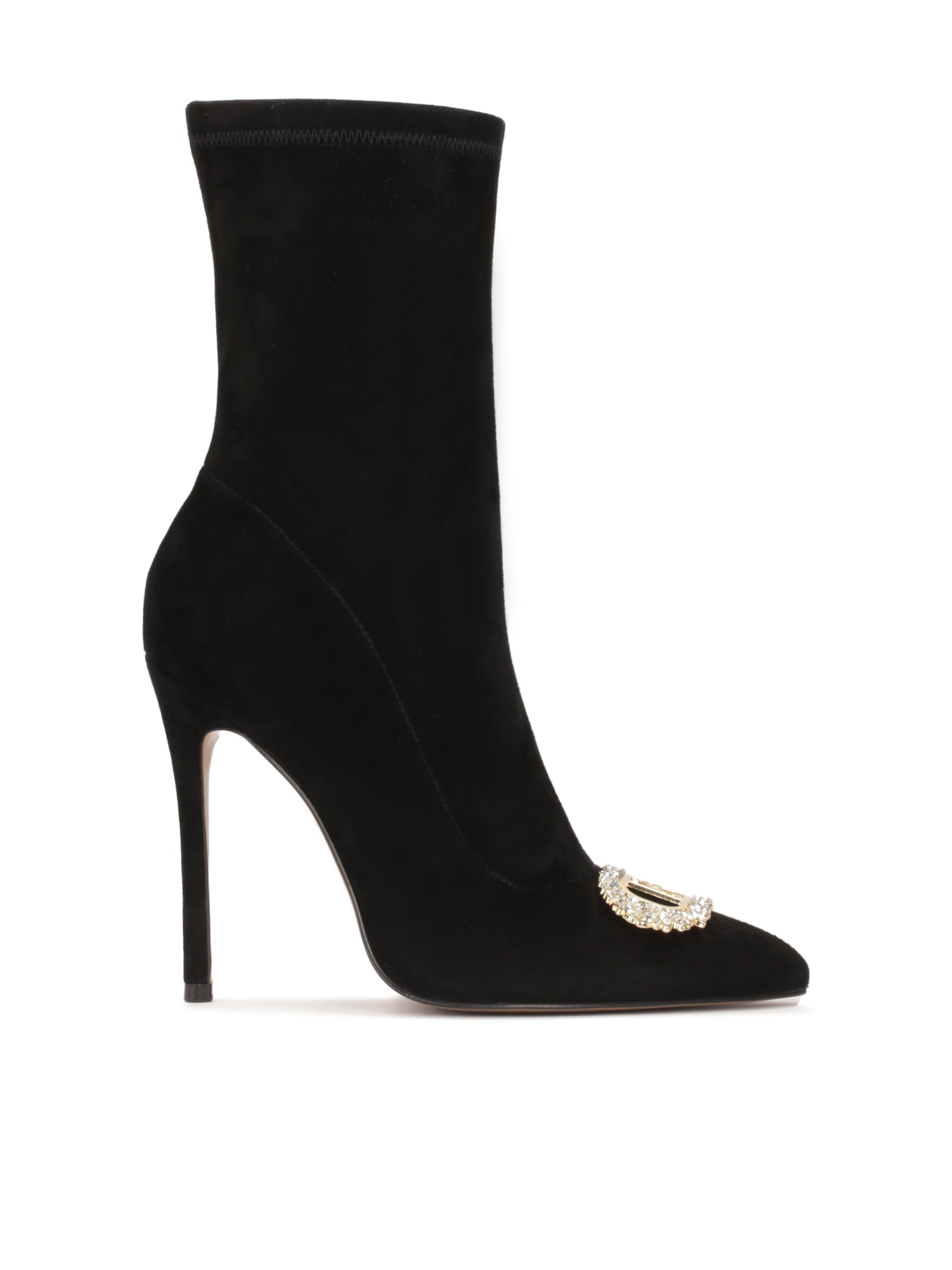 Zamszowe botki na szpilce z dużą zdobioną broszką