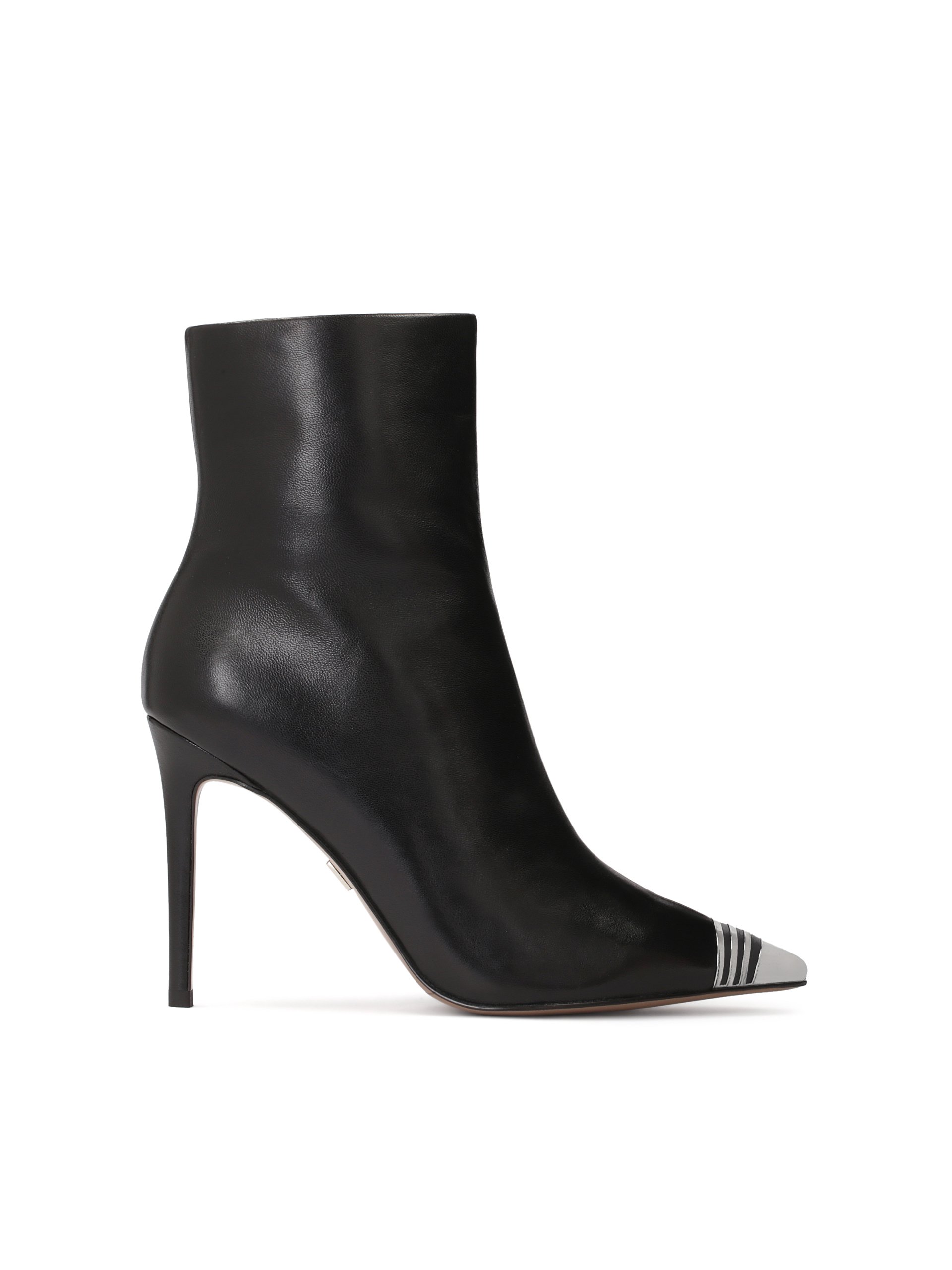 Czarne skórzane botki na szpilce z metalową ozdobą na nosku