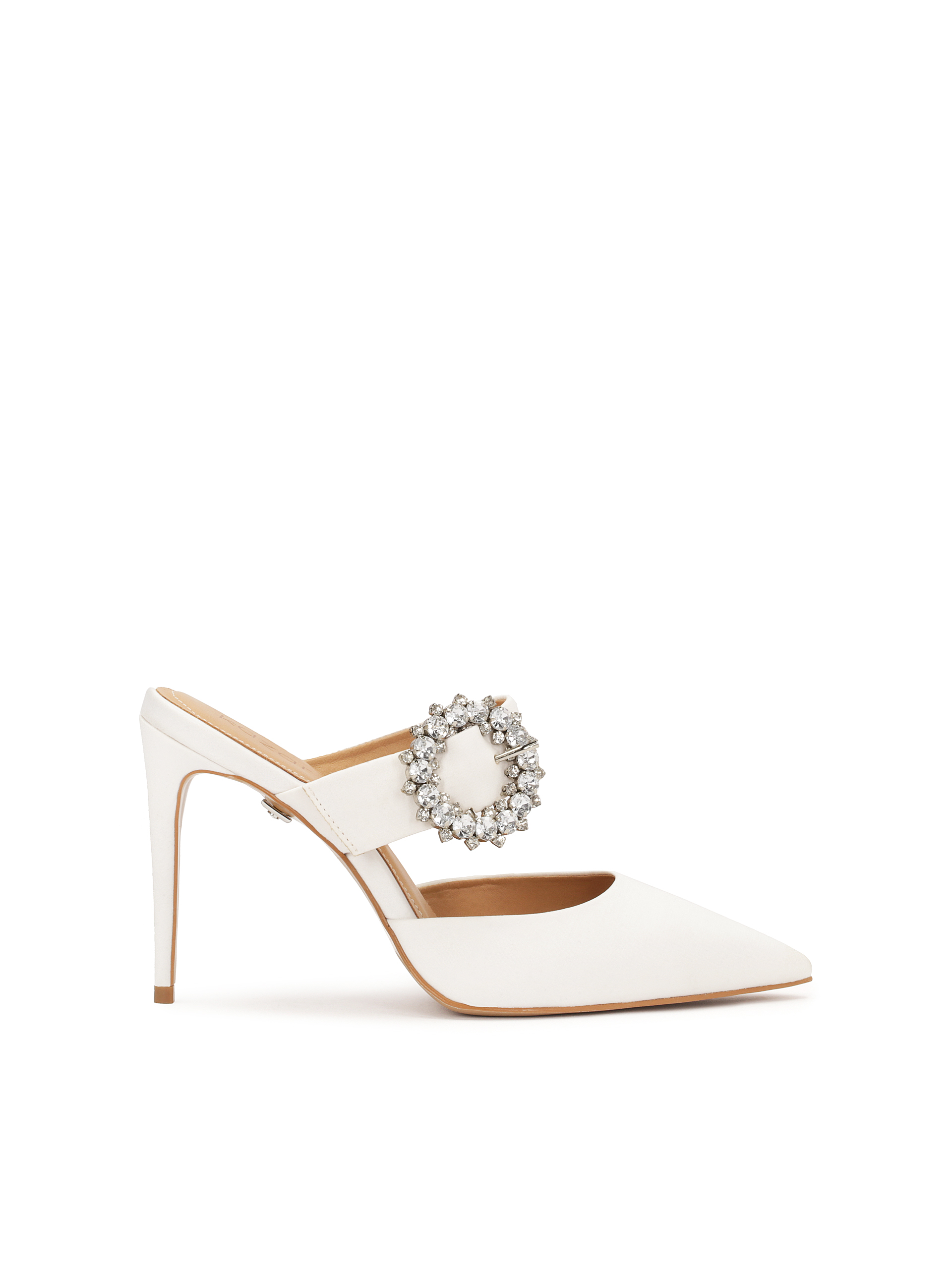 Białe klapki z tkaniny zdobione klamrą z cyrkoniami