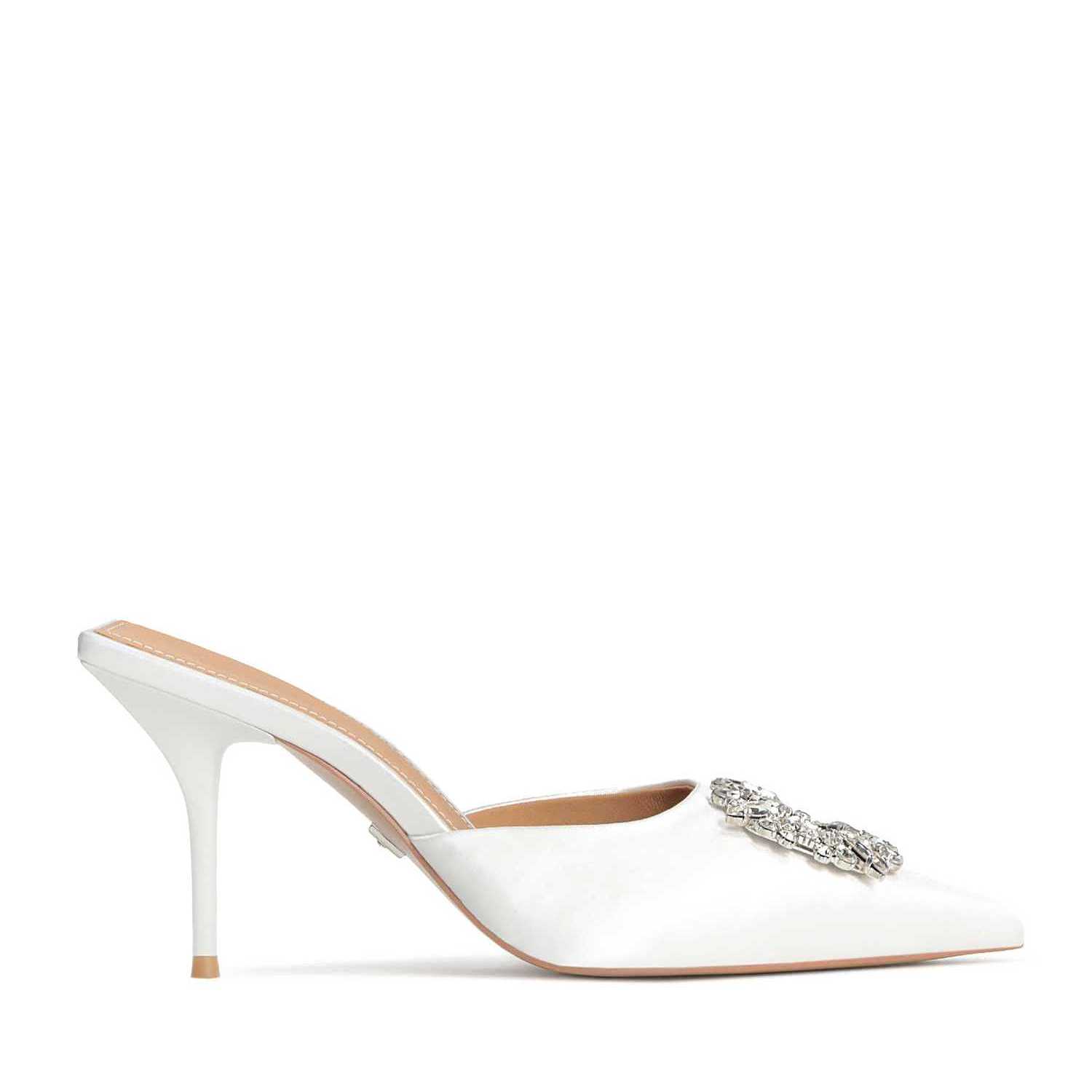 Białe klapki ślubne z kwadratową piętą i dużą ozdobą