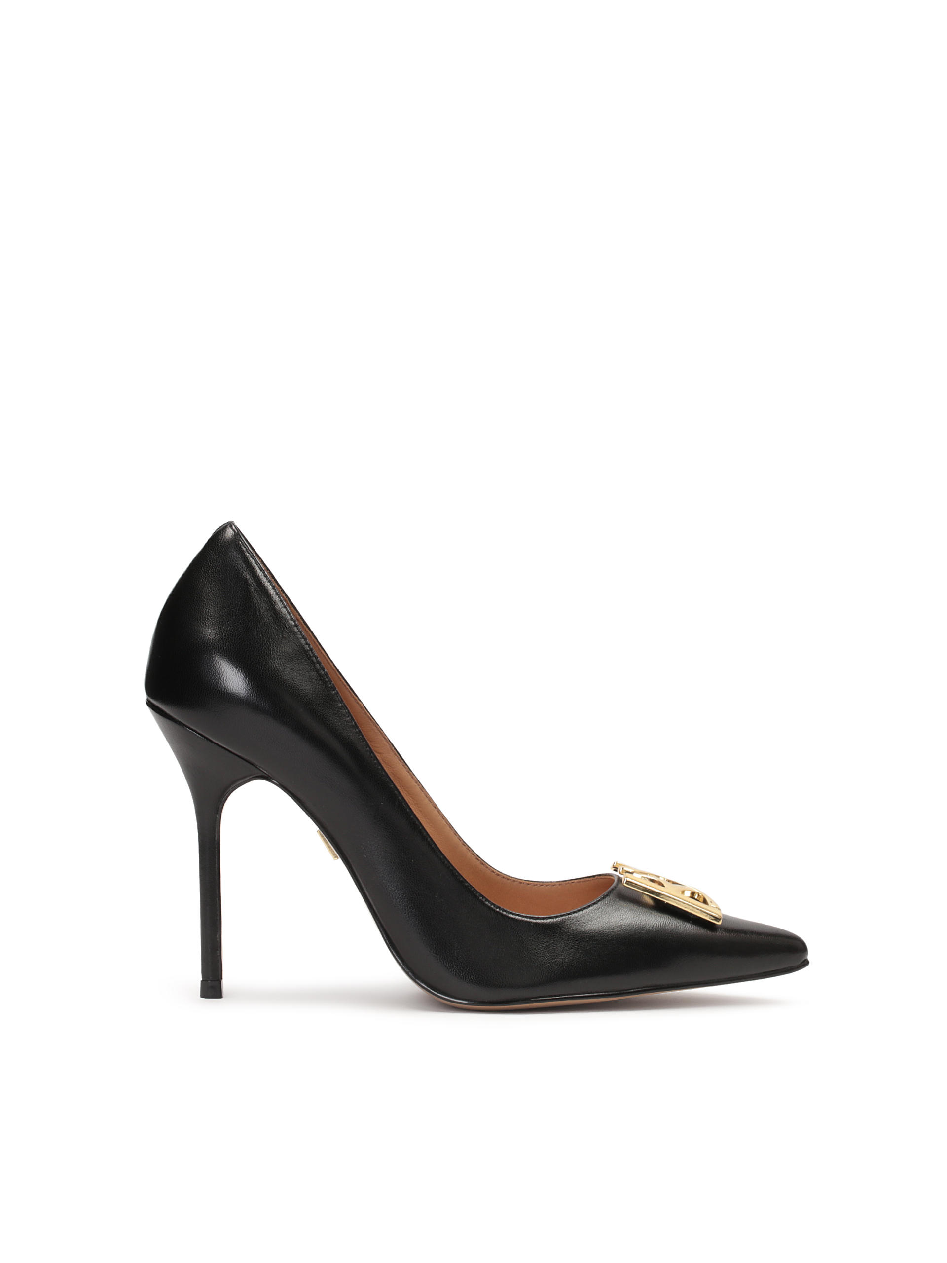 Czarne skórzane czółenka z dużym monogramem