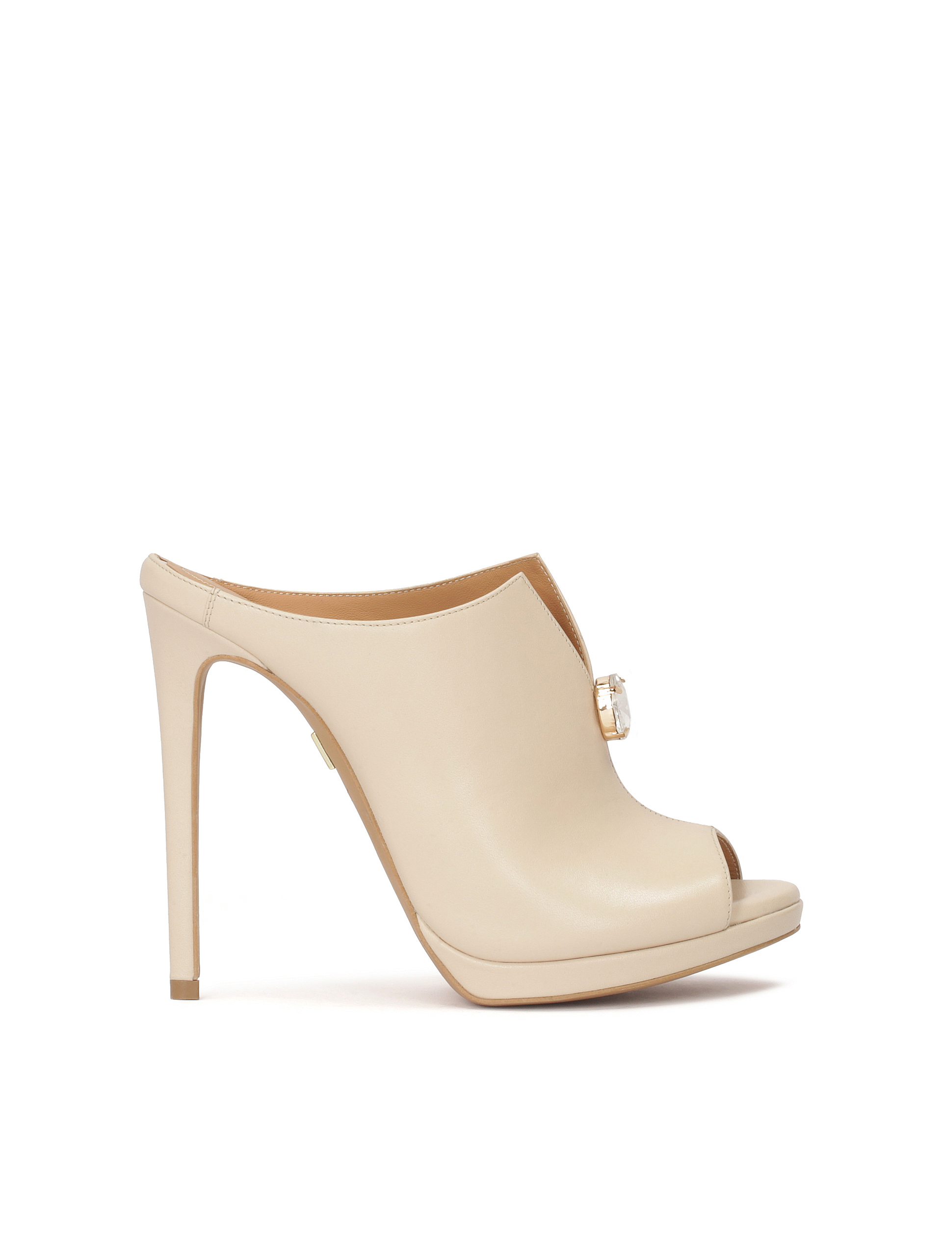 Zabudowane skórzane klapki na obcasie