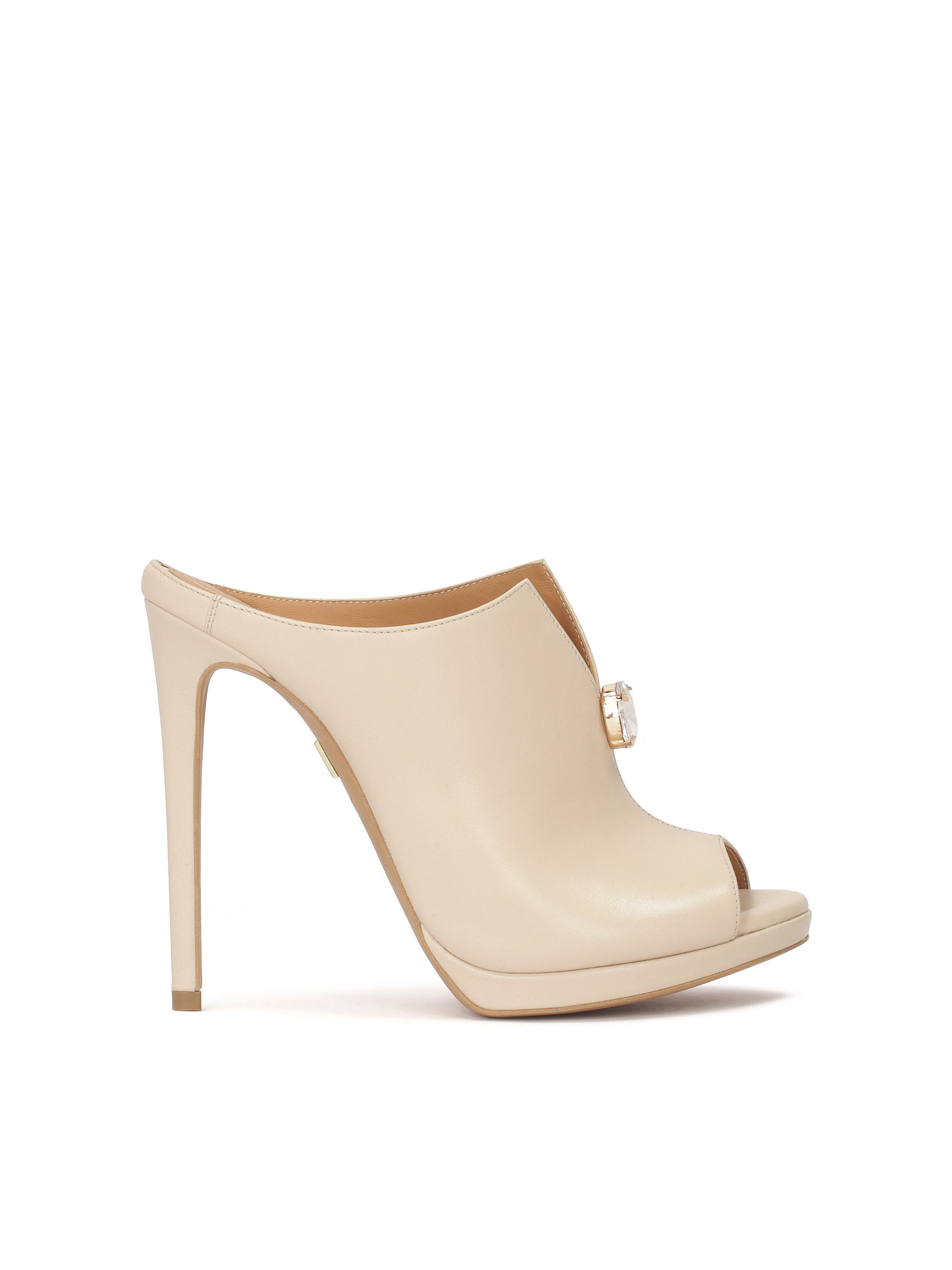 Zabudowane skórzane klapki na obcasie