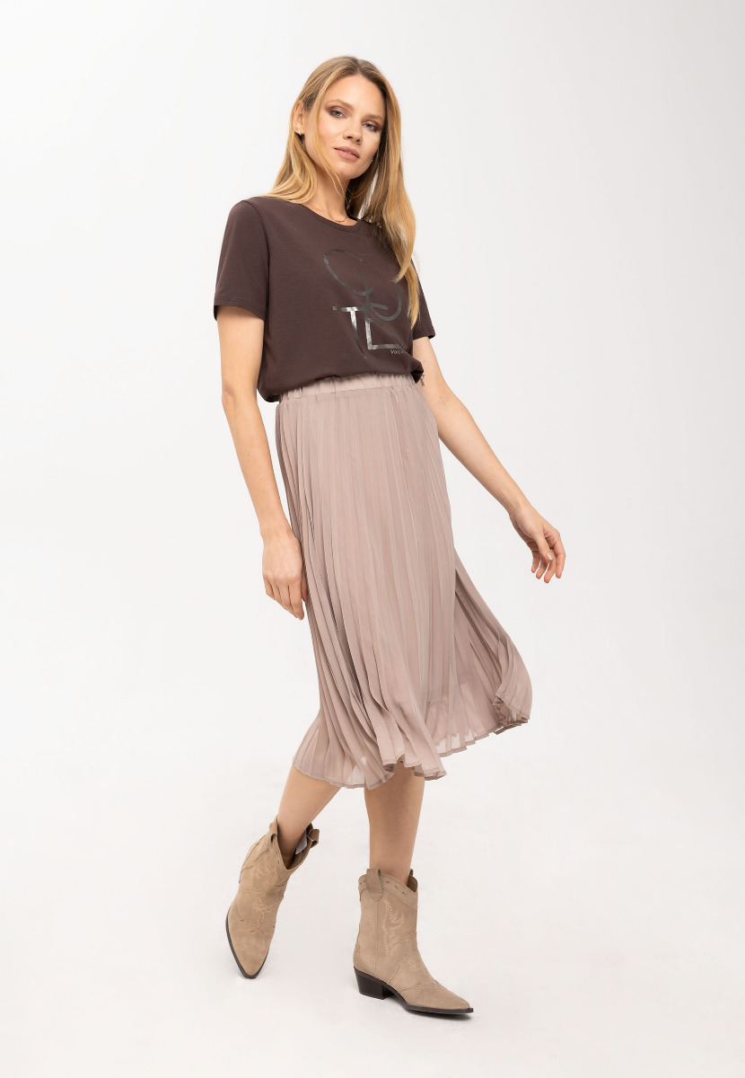 Czekoladowa damska koszulka z subtelnym napisem T-CUTE