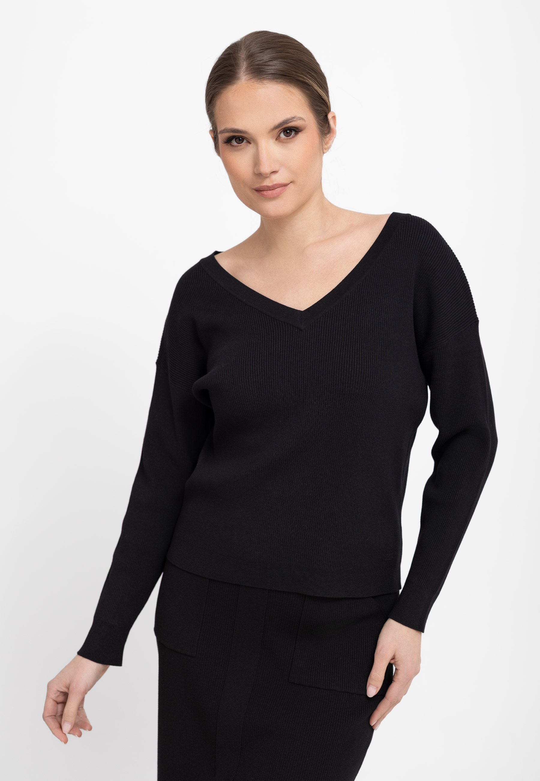 Czarny, prążkowany sweter z dekoltem S-TIKA