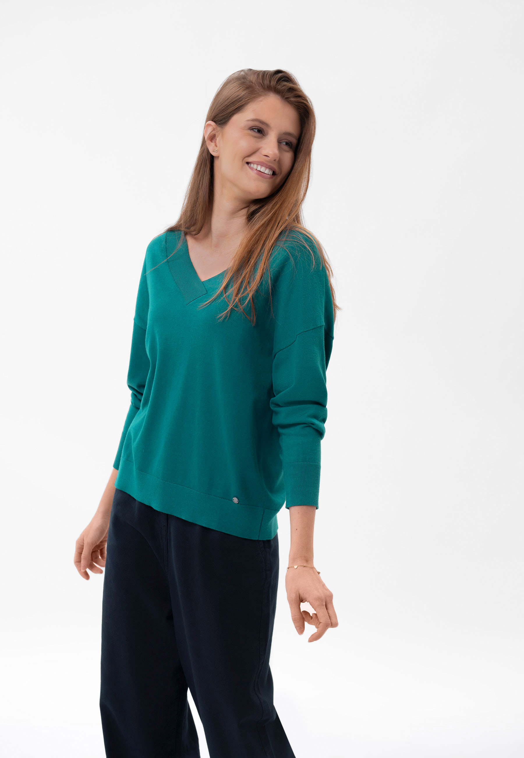 Luźny sweter z dekoltem w serek S-JOY