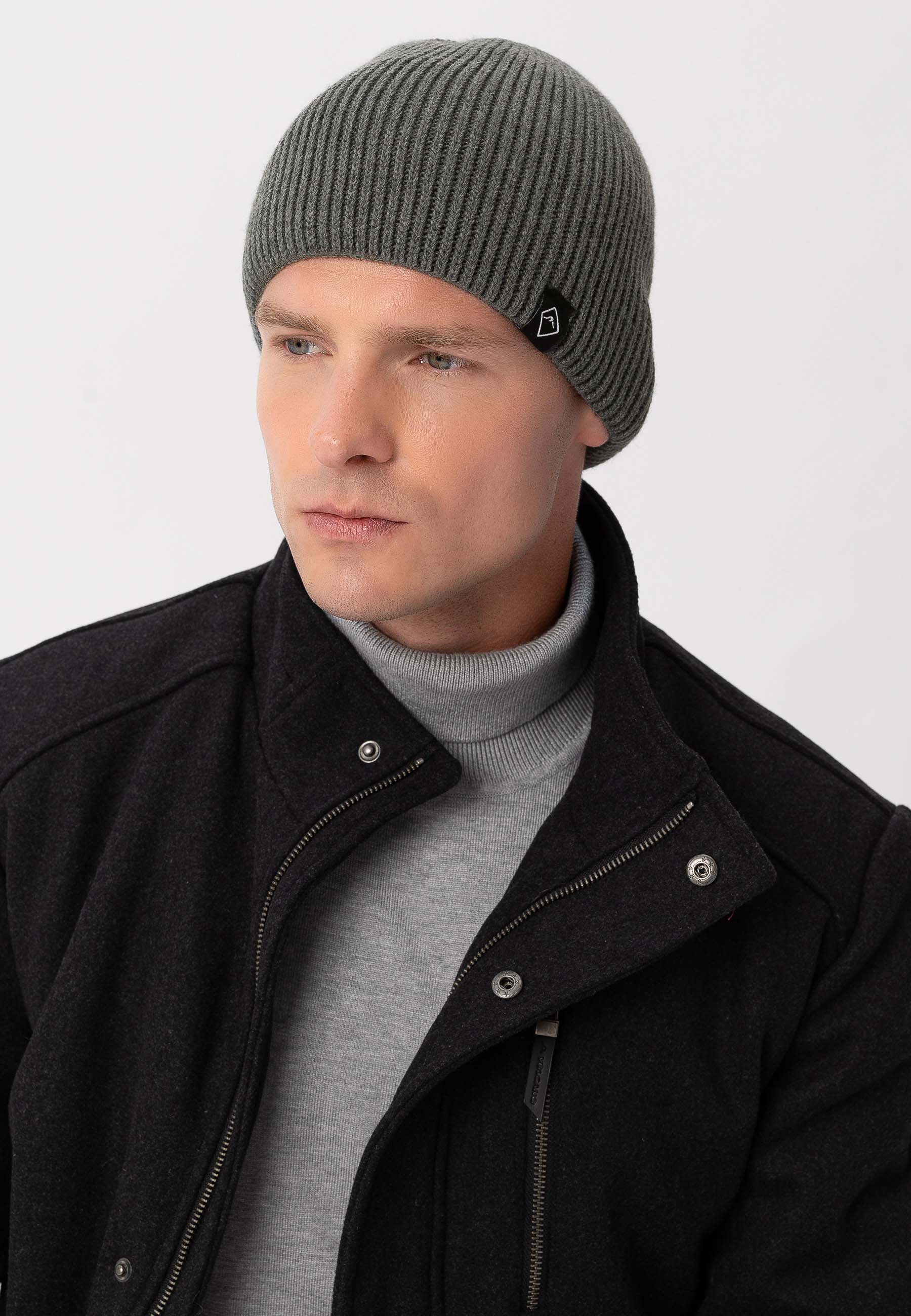 Klasyczna czapka zimowa H-REVERS