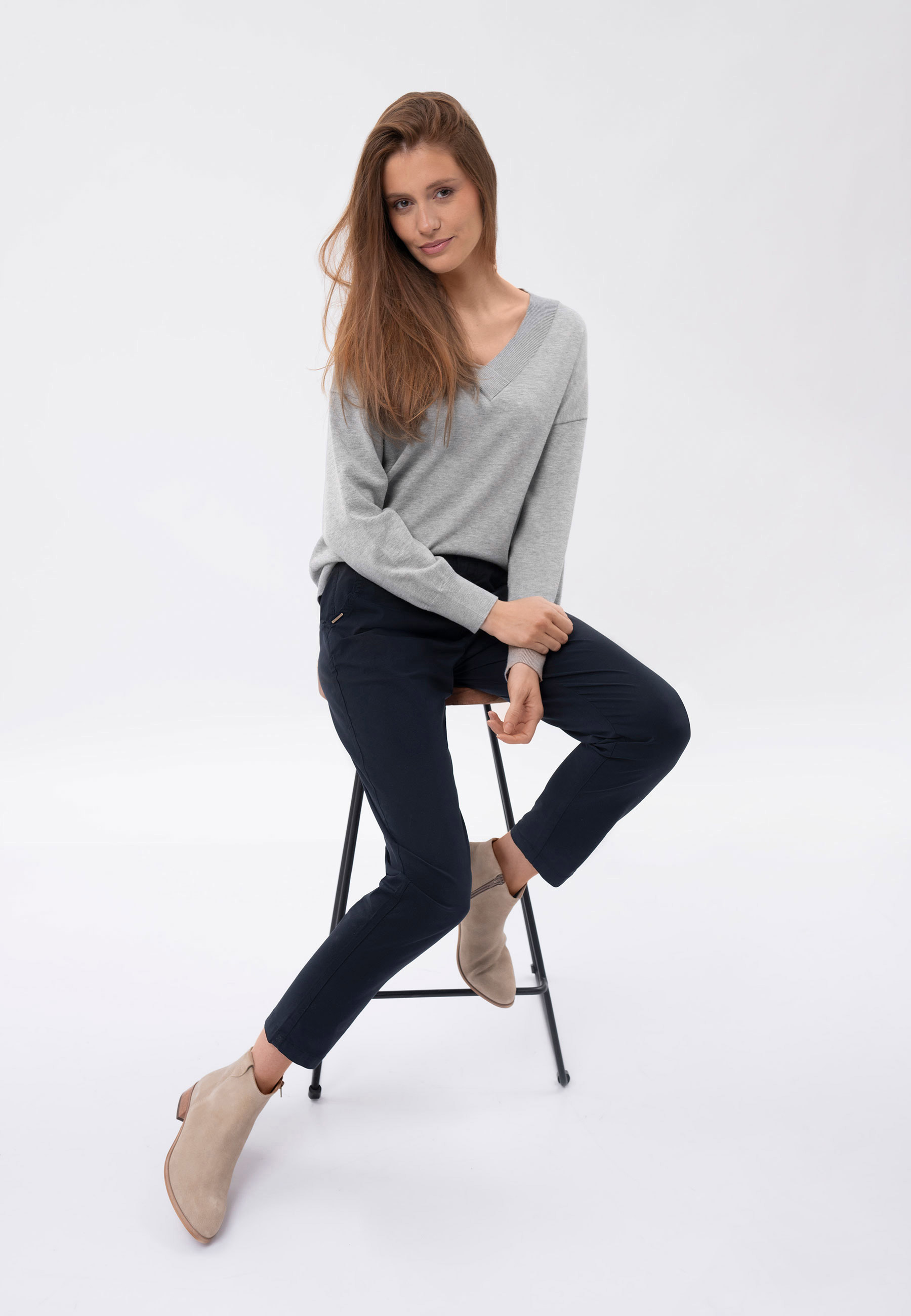 Luźny sweter z dekoltem w serek S-JOY