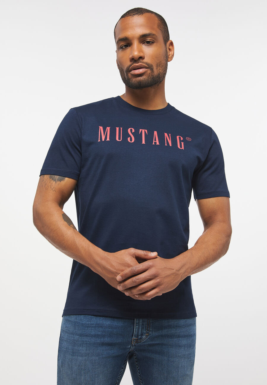 MUSTANG Style Alex C LOGO Tee MĘSKI T-SHIRT KOSZULKA NADRUK LOGO BLUE NIGHTS 1013221 4085
