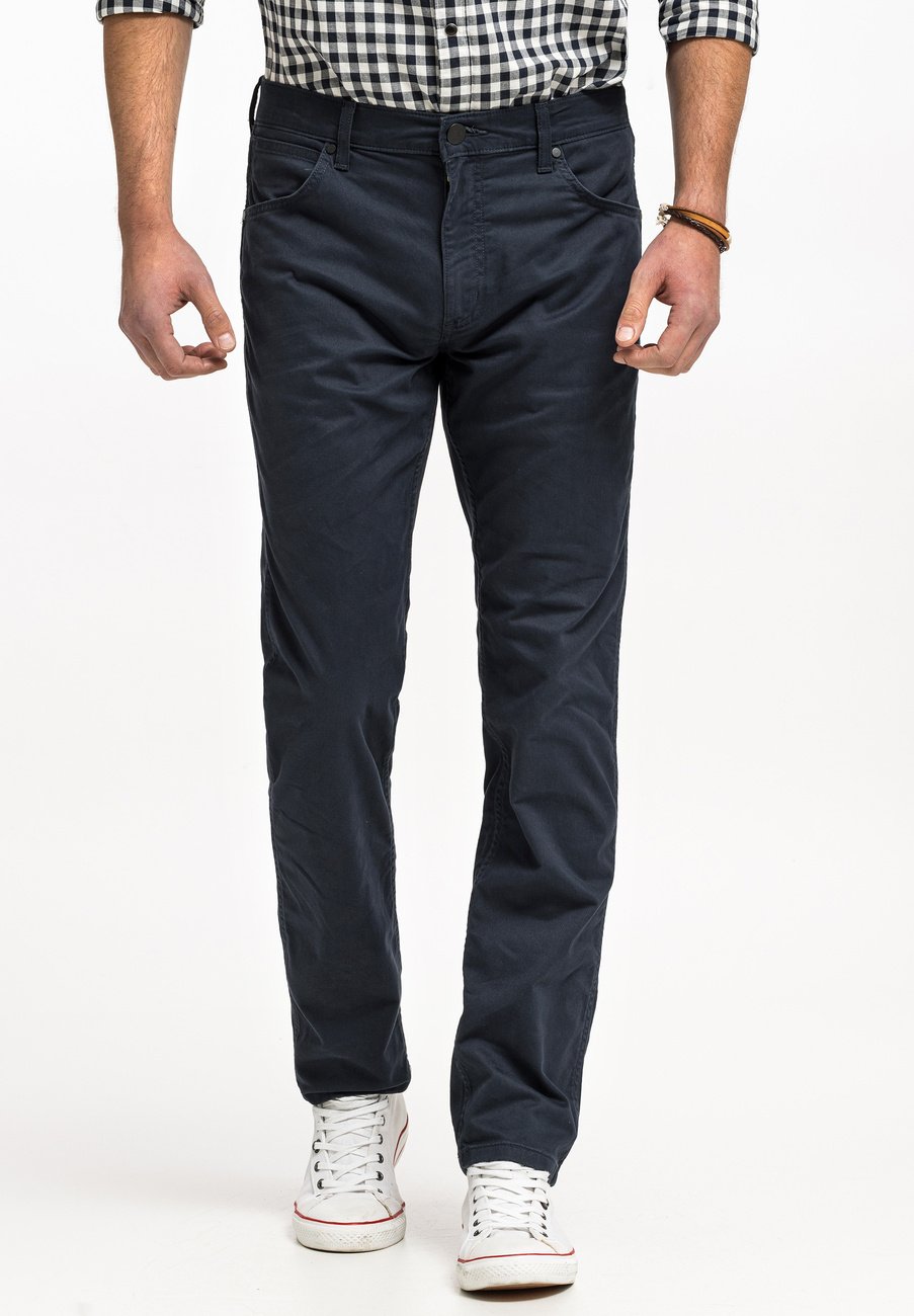 WRANGLER GREENSBORO MĘSKIE SPODNIE MATERIAŁOWE CHINO CHINOSY MARINE NAVY W15QOFB14 112320811