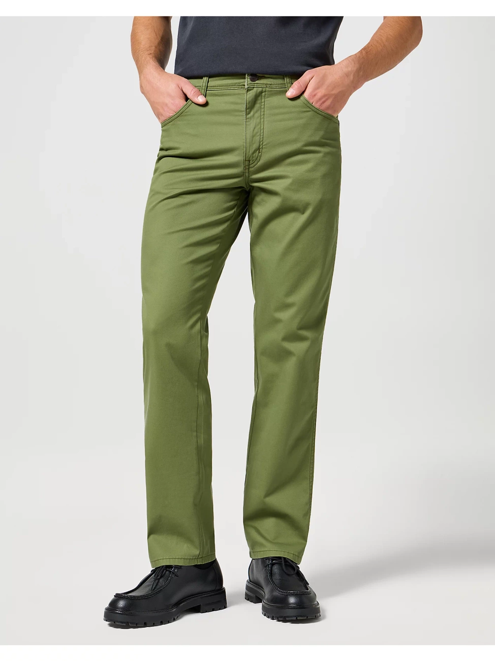 WRANGLER MĘSKIE SPODNIE MATERIAŁOWE TEXAS DUSTY OLIVE 112358215 W121018011