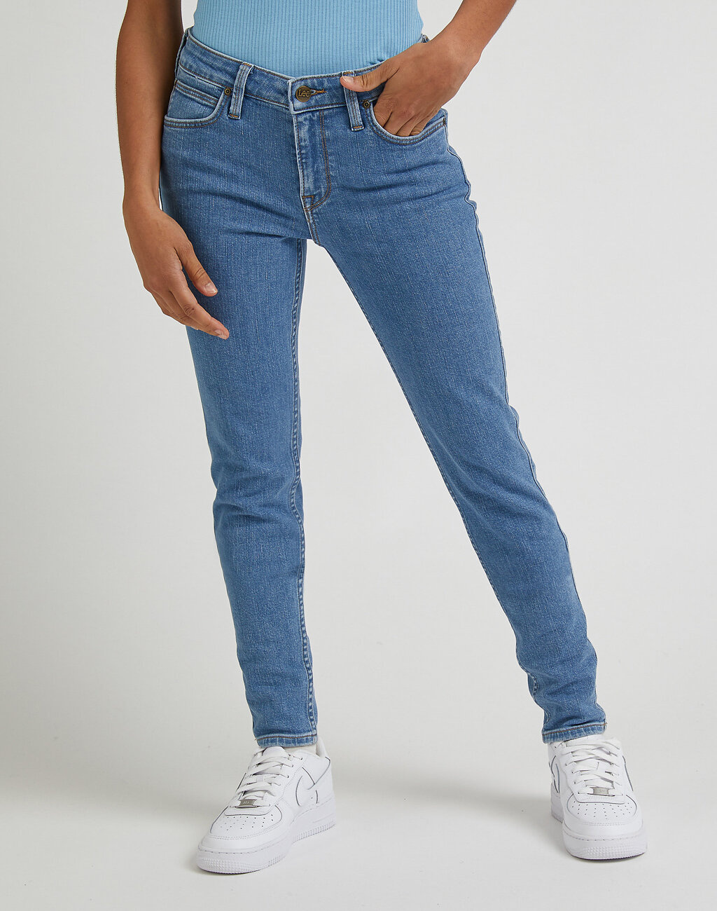 LEE SCARLETT DAMSKIE SPODNIE JEANSOWE JUST A BREESE L526FAB38 112330601