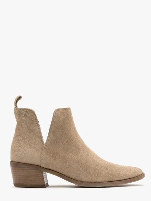 Piaskowe botki na niskim obcasie