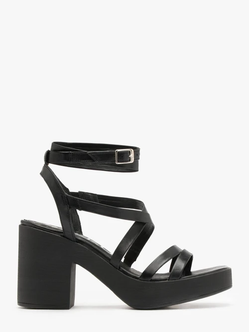 Czarne sandały z ozdobnymi paseczkami