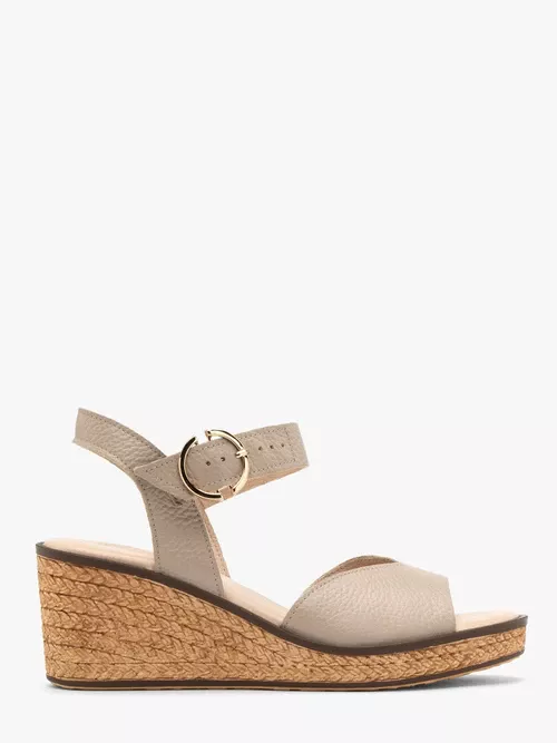 Beżowe sandały na koturnie