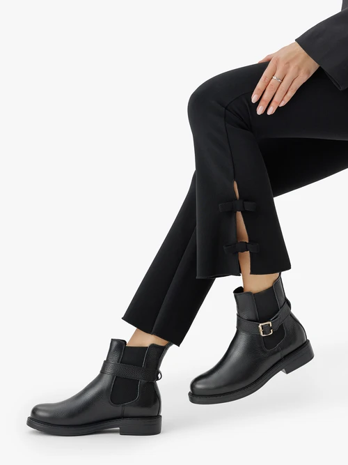 Czarne skórzane sztyblety z klamrą