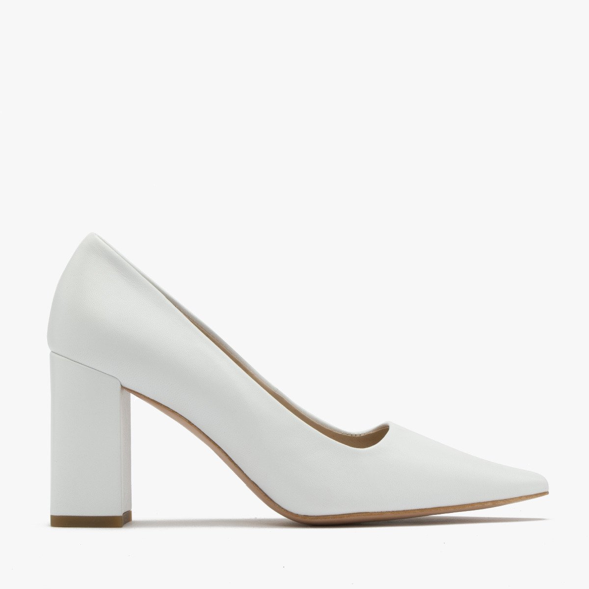 Białe czółenka na słupku MAYA