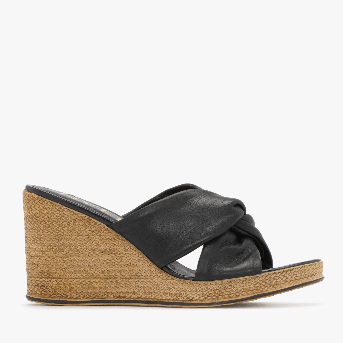 Czarny klapek na platformie TARA