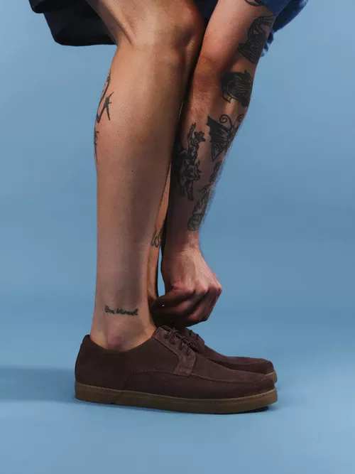 Brązowe półbuty męskie na beżowym spodzie