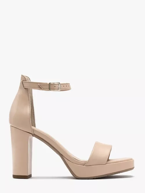 Beżowe sandały na wysokim słupku oraz balu