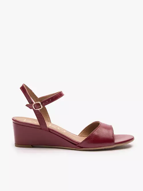 Bordowe sandały na koturnie